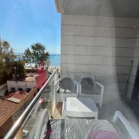 Your Right On The Beach! Apartment *