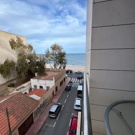 Your Right On The Beach! Apartment *